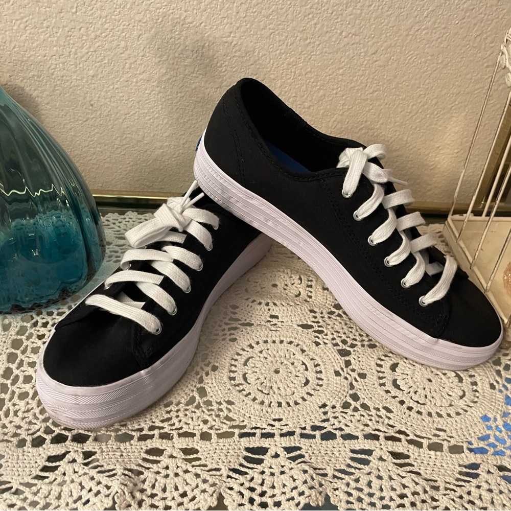 Keds Triple Canvas Women's lace up sneakers Size 9 NWOT